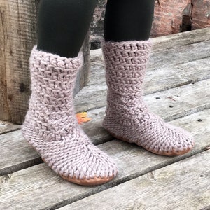 Natural Merino Slipper Booties – Crochet Boho Boot Slippers Unisex, Leather Sole and Fur Lining in Soft Beige, Adult Padraigs Eco Friendly