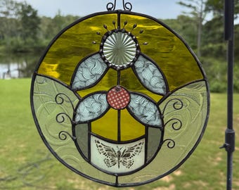 Painel de janela botânico feito à mão com detalhe de borboleta.