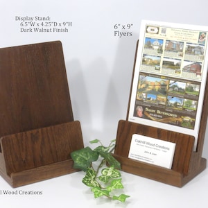 Expositor de madera para folletos con tarjetas de presentación, 15 x 23 cm, roble macizo, tinte nogal oscuro, 2 niveles