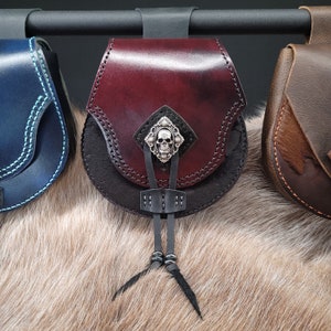 Pochette en cuir rouge unisexe tête de mort en forme de diamant | Sac banane | Sac banane | Sac de transport | Fourre-tout | Déguisement GN médiéval Renfaire Cosplay
