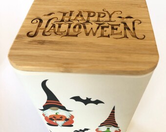 Bote de gnomos de Halloween grabado con láser con la frase "Feliz Halloween" en una tapa de bambú