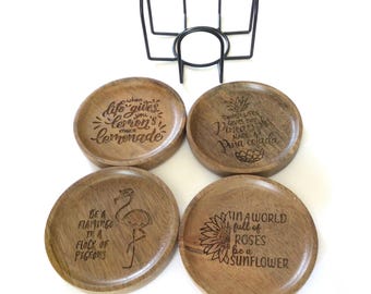 Posavasos de madera con citas divertidas y originales (juego de 4) con soporte