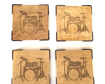 Posavasos de madera grabados para batería con esquinas metálicas, juego de 4