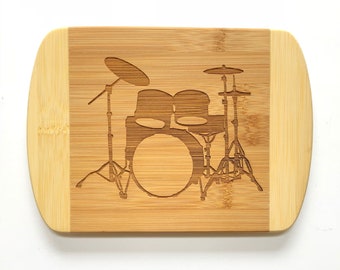 Diseño de batería grabado con láser en tabla de cortar de bambú de dos tonos