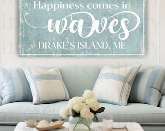 Może przedstawiać: Niebiesko-biały znak z tekstem "Happiness comes in waves" i "Drake's Island, ME". Znak ma postarzony, vintage wygląd.