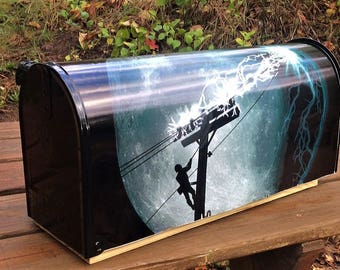 Mailbox-Lineman doing his job