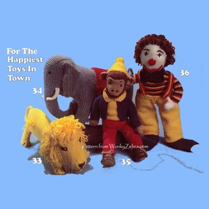 Könnte beinhalten: Eine Sammlung handgestrickter Spielzeuge, darunter ein Elefant, ein Löwe, ein Affe und ein Clown, vor einem hellblauen Hintergrund. Die Spielzeuge sind in verschiedenen Farben gehalten, der Clown trägt eine rote Nase und gelbe Hosen. Text: "For The Happiest Toys In Town."