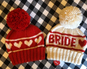 Conjunto de gorros para novias y amigas, gorros tejidos a mano para despedidas de soltera, regalos para damas de honor, gorros con pompones para fotos de bodas de invierno.