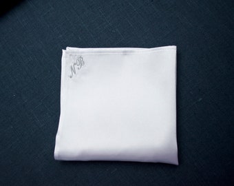 Pochettes de costume à monogramme pour homme, pochettes de costume personnalisées, argent, pochette de costume en soie blanche avec monogramme, cadeaux de garçon d'honneur, cadeau pour papa