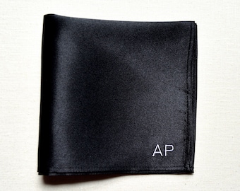 Pochettes de costume Satin noir/soie/carré de poche avec monogramme/Soie noire/accessoires pour homme/cadeaux pour homme d'honneur/cadeaux de mariage/broderie