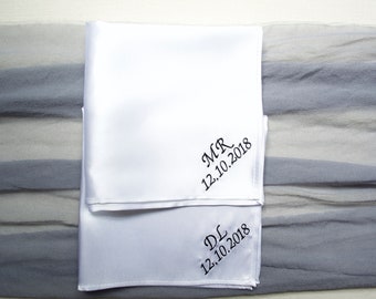 Pochettes de costume blanches/soie blanche/carrés de pochette en satin avec monogrammes/initiales et date/cadeau pour papa/cadeau pour frère/cadeau pour père/mariage