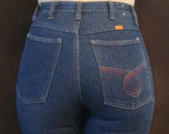 Jeansy Rustler z lat 70. i 80. XX wieku z wysokim stanem i obcisłym krojem typu boot cut, szerokość 27 cali, długość wewnętrzna nogawki 33 // Nowoczesne małe tęczowe detale -- bezpłatna wysyłka w USA!