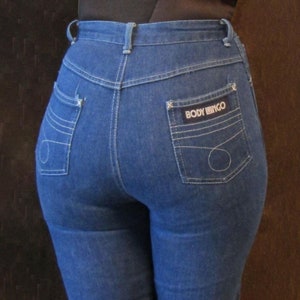 Può includere: Un paio di jeans blu denim a vita alta con un
