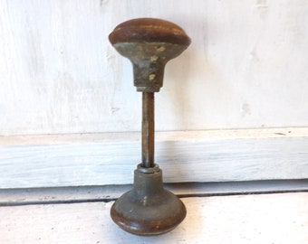 Vintage shabby rusty door knob metal doorknobs  2 knobs one spindle antique hardware for use or crafts N6