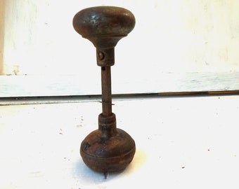 Vintage shabby rusty door knob metal doorknobs  2 knobs one spindle antique hardware for use or crafts N4