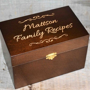 Boîte de recettes personnalisée en bois gravée. Boîte en bois teinté noyer personnalisée et gravée pour 4 x 6 cartes de recettes
