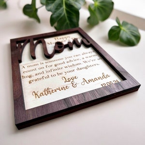 Tarjeta de felicitación de madera Happy Mothers Day personalizada grabada con láser y cortada en madera de nogal y arce.