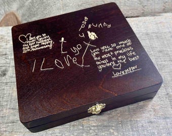 Caixa de madeira personalizada com caligrafia gravada, Dia das Mães, caligrafia infantil gravada na caixa.