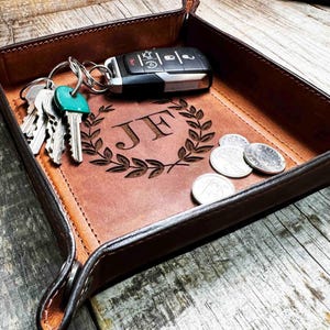 Voiturier en cuir gravé Catch All Plateau et organisateur de bureau personnalisé Cadeau en cuir pour papa