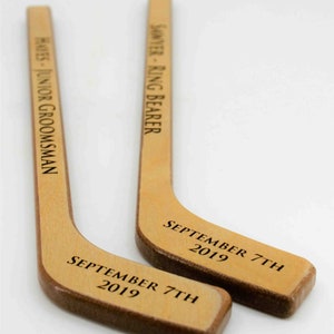 Mini bâtons de hockey personnalisés, cadeau pour porteur d'alliances, cadeau de garçon d'honneur, cadeau pour homme d'honneur, cadeau pour entraîneurs de hockey gravés, cadeau pour nouveau-né hockey personnalisé image 5