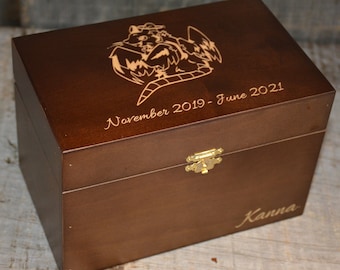 Caixa de presente de madeira personalizada. Personalizada e gravada conforme solicitado. 6,9 x 4,2 x 4,6 cm. Tampa articulada.