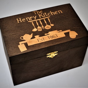 Boîte de recettes personnalisée en bois gravée. Boîte en bois teinté noyer personnalisée et gravée pour 4 x 6 cartes de recettes