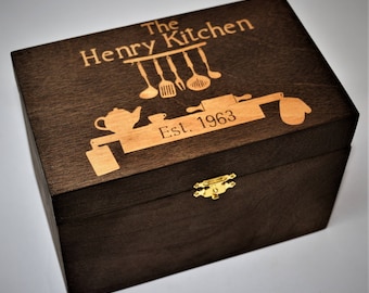 Caixa de receitas de madeira personalizada com gravação. Caixa de madeira com acabamento em nogueira, personalizada e gravada, para cartões de receitas de 10x15 cm.