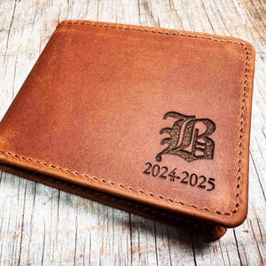 Portefeuille en cuir gravé personnalisé, cadeau fête des pères, cadeau de garçon d'honneur, portefeuille personnalisé, portefeuille à monogramme, portefeuille mince à deux volets