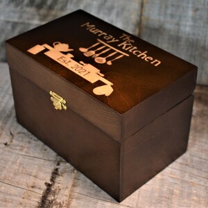 Boîte de recettes personnalisée en bois gravée. Boîte en bois personnalisée et gravée pour 4 x 6 cartes de recettes