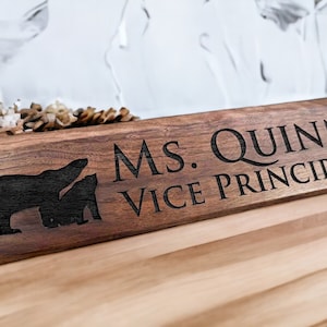 Placas de nombre de escritorio de madera grabadas, madera de nogal maciza de 10 pulgadas, grabado personalizado con el texto de su elección, letrero de madera personalizado