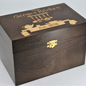 Boîte de recettes personnalisée en bois gravée. Boîte en bois teinté noyer personnalisée et gravée pour 4 x 6 cartes de recettes