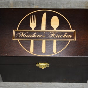 Boîte de recettes personnalisée en bois gravée. Boîte en bois teinté noyer personnalisée et gravée pour 4 x 6 cartes de recettes
