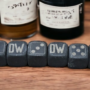 Piedras de Whisky Personalizadas y Grabadas: ¡Mantén tu bebida fría con estilo! Incluye grabado láser personalizado. Un regalo ideal para los amantes del whisky.