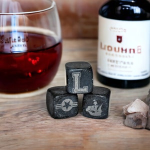 Piedras de Whisky Personalizadas y Grabadas: ¡Mantén tu bebida fría con estilo! Incluye grabado láser personalizado. Un regalo ideal para los amantes del whisky.