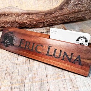 Placas de madera grabadas para nombre de escritorio de 10 pulgadas de madera maciza de nogal, grabadas a medida con el texto de su elección, letrero de madera personalizado