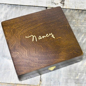 Caja grabada a mano. Estas cajas de madera grabadas personalizadas son excelentes regalos para el día de la madre o del padre. La letra de su hijo grabada en la caja,