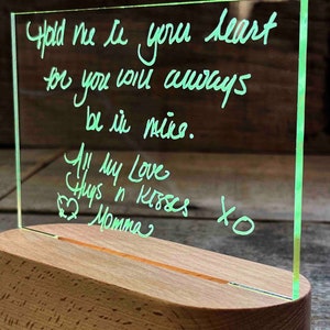 Écriture manuscrite gravée dans une enseigne lumineuse LED personnalisée. Panneau commémoratif. Un souvenir manuscrit qui fait un beau cadeau sentimental.