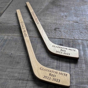 Mini bâtons de hockey personnalisés, cadeau pour porteur d'alliances, cadeau de garçon d'honneur, cadeau pour homme d'honneur, cadeau pour entraîneurs de hockey gravés, cadeau pour nouveau-né hockey personnalisé image 4