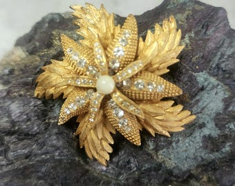 Beautiful gold and rhinestone flower/starfish brooch, artistic, detailed engraving, beautiful quality!