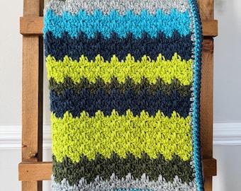 Manta de crochet Evergreen Ridge: decoración hecha a mano para el hogar y la habitación de un bebé.