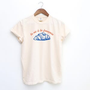 Camiseta de croissant francés, camiseta La Vie à la Française, camisa estética parisina, camiseta gráfica de panadería francesa, camisa de Francia, camiseta foodie vintage