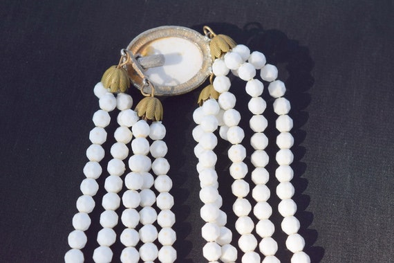 White multistrand beaded necklace with large clas… - image 7