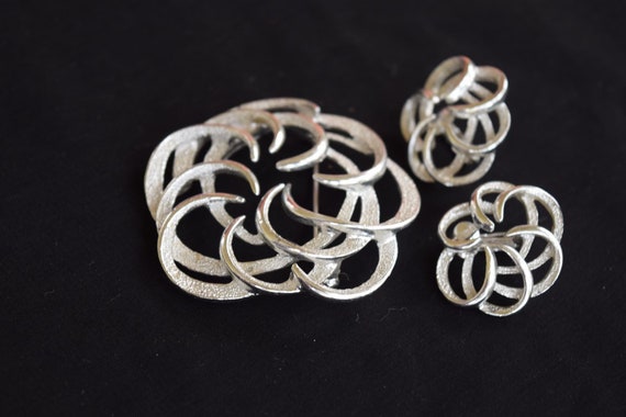 Sarah Coventry set. Brooch and earring set from t… - image 1