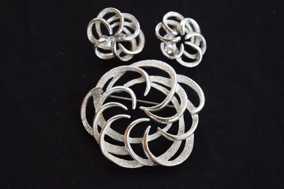 Sarah Coventry set. Brooch and earring set from t… - image 5