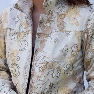 Vintage Erin London Jacke mit goldenem Blumendruck. Größe Petite Medium. 1980er Jahre Gold-weiße Jacke