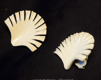 Fan clip on earrings in cream. Beautiful vintage earrings with an etched metal design. Retro clip on earrings.