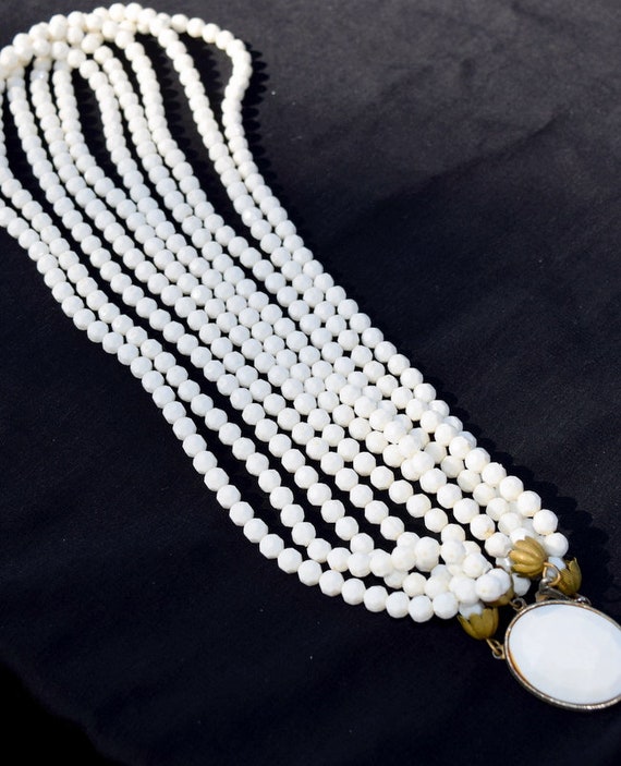 White multistrand beaded necklace with large clas… - image 3