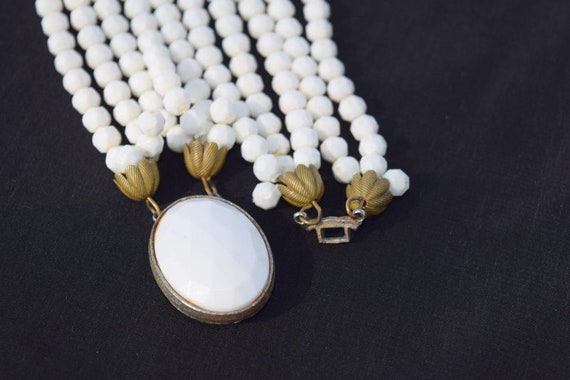 White multistrand beaded necklace with large clas… - image 4