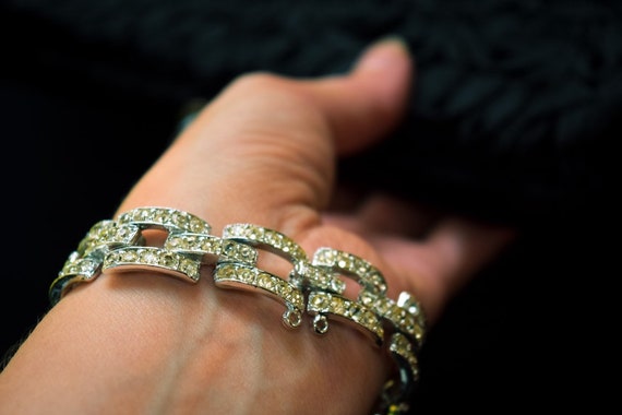 Rhinestone bracelet in silvertone links. Stunning… - image 7
