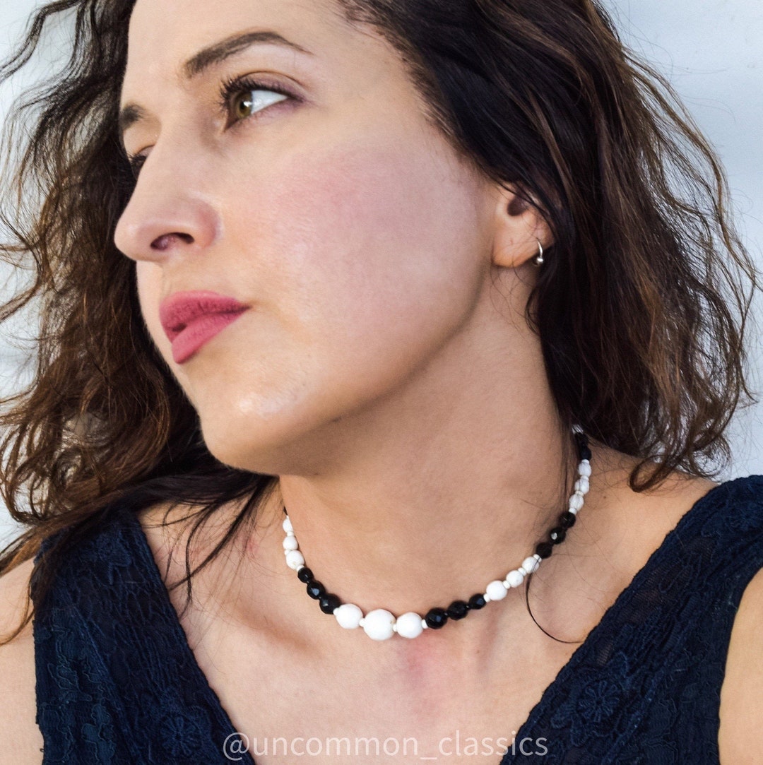 Glitzy Gusto White choker necklace B111